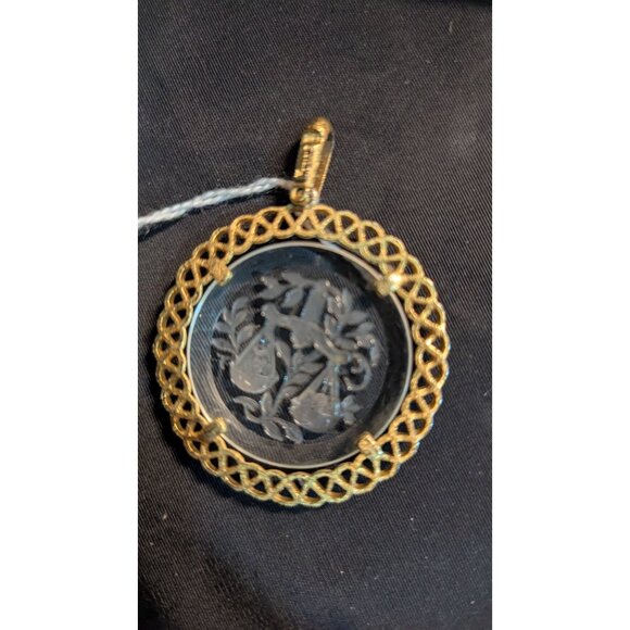 Trifari Vintage Pendant Glass Intaglio Grapes Design Gold-Tone Frame Elegant Col - Picture 1 of 6